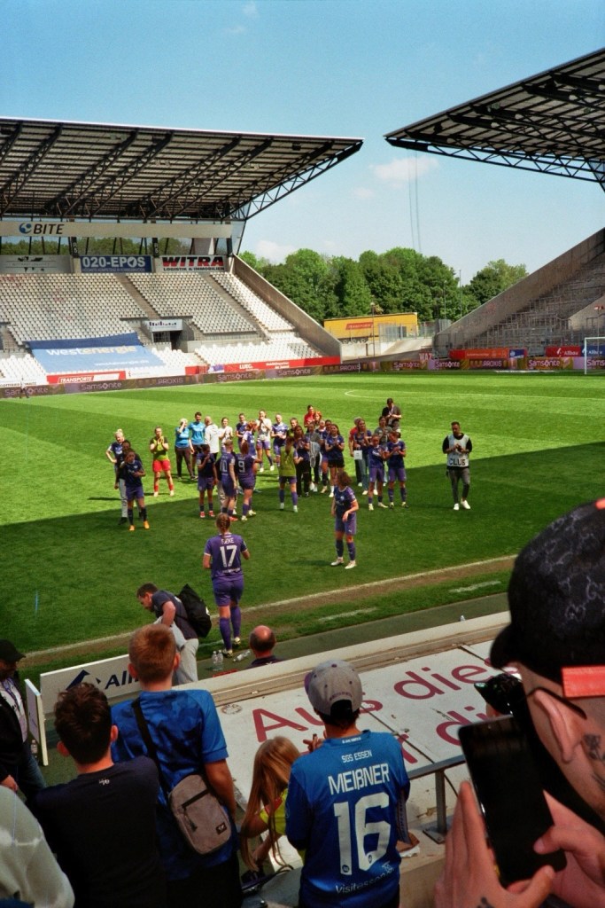 Die Spielerinnen stehen am letzten Heimspieltag vor den Fans und bedanken sich.